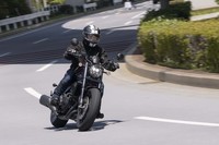ハンドリングはとてもニュートラル。クルーザーらしい見た目とは違い、スポーツバイクのライディングが味わえる。