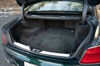 トランク容量は351リッターで、V8モデルより69リッターも少ない。フロア下にバッテリーを搭載しているため、床面がだいぶ上がり、フラットではなくなっている。