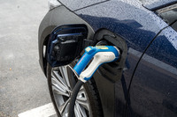 今回の改良では、バッテリーの充電能力も強化。暖機性能の向上などにより、低温時の充電所要時間を最大で30％も短縮した（外気温－10℃、90kW急速充電器で電欠ランプ点灯状態から約80％まで充電量を回復したケースで試算）。