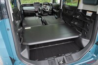 ボードを下段に固定したところ。後席部分をフラットにしたうえで前席の背もたれを一番後ろまで倒すと2人用の車中泊スペースに早変わり。横になる際に邪魔になる荷物をボードの下に収納できるのが素晴らしい。