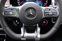 ステアリングホイール右下には「AMG DYNAMIC SELECT」の走行モードスイッチ、左下にはサスペンション、ESPなどの調整を行えるスイッチが配置されている。