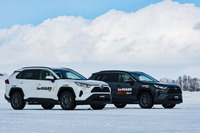 乗用車向け「アイスガード7」（写真左）とSUV用「アイスガードSUV G075」（同右）の同サイズアイテムを「トヨタRAV4」に装着し、比較試走を行った。