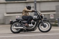 アップライトスタイルで乗れる「メグロK3」。790mmのシート高と相まって、幅広いライダーの体格に対応する。