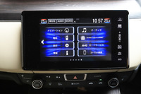 ダッシュボード中央に据えられた8インチディスプレイ。「クラリティPHEV」には、NCS（日本充電サービス）の充電設備の情報を備えた、ホンダの純正ナビゲーションシステム「Hondaインターナビ」が標準装備される。