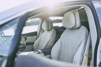 上質なナッパレザーで仕立てられた、試乗車（エクスクルーシブパッケージ装着車）のシート。ヘッドレストにはソフトなクッションも備わっている。