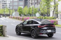 ファストバッククーペ風のリアスタイルが美しい。ブリリアントブラックとウオームチタニウムのアクセントによって先進性とエレガントさをアピールする。