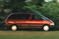 サイドビューを見ると、フロント／リアの灯火類まわりが逆スラントしているのがわかる。これによってフォルムをまとめ、裾の広がった締まりのないイメージとなるのを避けていたのだ。