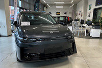 フィレンツェ郊外のリープモーター販売店に展示されていた「C10」。