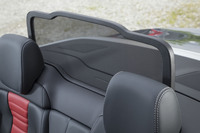 ウインドディフレクターとともに「エアキャップ」を構成するのは、リアシート後方のエアロボード。後方からの風の巻き込みを低減する。