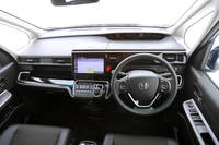 インテリアには、専用の本革巻きステアリングホイールや専用のインテリアパネルミドルパッドを採用し、スポーティーかつ上質な空間を演出。