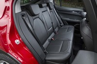 後席の背もたれは3分割の可倒式。中央席は左右席用のアームレストを兼ねている。