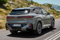 一方、新型「BMW X5」では、テールランプの張り出しがボディーのピークとなっており、下肢の踏ん張りはさほど感じられない。