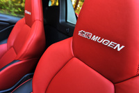 「無限MUGEN」のロゴが施されたシートのヘッドレスト部。「S660 MUGEN RA」では、インテリアの各所に同様のロゴがあしらわれている。