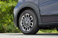 ホイールは「クロスター」専用デザイン。先代モデルとは異なりホイールアーチに立体的なクラッディングが備わっているが、この「トワイライトミストブラックパール」のボディーカラーとの組み合わせだとありがたみは薄い。