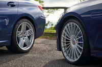 ホイールは、19インチ鋳造の「アルピナ・ダイナミックホイールセット」（左）と、20インチ鍛造の「アルピナ・クラシック鍛造ホイールセット」（右）から選択可能。