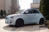 国内未導入の「フィアット500e」。武田公実さんはどんな手を使って試乗したのか？