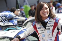 第1ヒート、スタート直後の1コーナーでコントロールを失った他車に側突され、リタイアの憂き目を見た池島実紅選手。右ドアパネルが裂け、キャビンが見える（！）ほどのダメージを受けたが、池島選手自身は打撲傷で済んだのは不幸中の幸いだった。次戦の舞台、SUGOは昨年も好走を披露したゲンのいいコース。ガンバレ !!