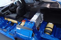 水素タンクは先代よりも1本多い計3本。それぞれ、前席の左右座席間と後席の真下、荷室の真下に搭載される。