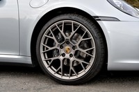 試乗車は“RSスパイダーデザイン”のアルミホイールを装着。サイズはフロント（写真）20インチ、リアは21インチと、前後異径になっている。