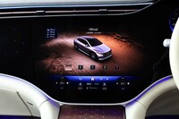 ドライブモードセレクターには、「EQS SUV」ならではのモードとして「オフロード」も用意。車高を上げ、4輪へのトルク配分を最適化させることで、悪路走破性を高める。