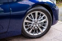 「スカイラインGT Type P（V6ターボ）」には、前後225/50RF18サイズの「ブリヂストン・ポテンザS001」タイヤが装着されていた。フロントフェンダーほか、ボディーには、グレードやパワーユニットが識別できるエンブレムは装備されていない。