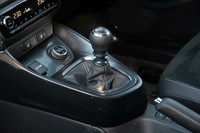 トランスミッションは6段のMT。パーキングブレーキレバーの横に「iMT」と書かれたボタンが備わっているので、発進時のアシストやシフトダウン時の回転合わせをしてくれるタイプのようだ。