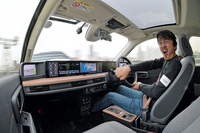 「アフィーラ」の新型EVプロトタイプの運転席……ではなく、「ホンダe」のドライブシーン。モニターが横一直線に並んだインストゥルメントパネルのデザインや、装飾性を排したシンプルさの追求などに両モデルの共通点を感じる。（写真＝池之平昌信）