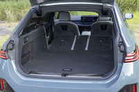 後席の背もたれを全部倒した場合の荷室容量は1700リッター。床から天井までの高さは415mmが確保されており、単身者であれば引っ越しにも使えそうだ。