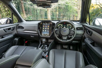 外装のアクセントになっているエナジーグリーンは、内装でもステッチに使われる。