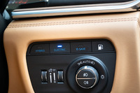 電動パワートレインの制御スイッチは、ダッシュボードの右端に配置されている。