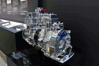 「MX-30 e-SKYACTIV R-EV」のパワーユニットのカットモデル。写真向かって右側に発電用ロータリーエンジンが搭載されている。