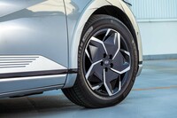 アルミホイールのデザインも個性的。試乗車には235/55R19サイズの「ミシュラン・プライマシー4 SUV」タイヤが装着されていた。