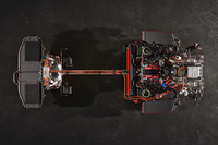 プラグインハイブリッドのパワートレインは、高性能エンジンと高電圧バッテリー、3基のモーターで構成される。写真はそのベアシャシーで、左が進行方向（車体前方）である。