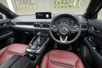 インテリアはレッド（写真）またはブラックのスムースレザー。インパネ加飾は「ハニカムシルバー／サテンクロームメッキ」仕立てだ。