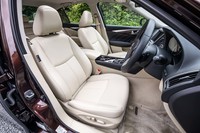 試乗したハイブリッドモデルの「GT Type SP」グレードには、電動調整機能付き本革シートが前席に標準装備される。表皮のカラーは、ベージュ（写真）またはブラックから選べる。