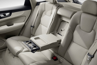 後席の様子。中央席の背もたれ部分は、左右席のアームレストやスキーホールを兼ねる。