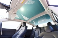 広々としたガラスルーフは「モデル3」の特徴のひとつ。特に、頭上からさらに後方までひとつながりになった後半部分が目を引く。