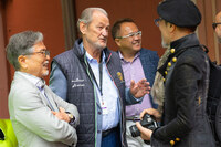 「ランボルギーニ・ミウラ」を窮地から救ってくれたのは、ヴァレンティノ・バルボーニさん（写真中央）。1973年からランボルギーニのテストドライバーを務めてきた伝説的な人物で、過去には氏の名を冠した限定モデルも発売された。ちなみに写真右手前の黒服の人物は、カロッツェリアザガートのチーフデザイナーである原田則彦氏だ。