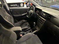 走行12万7000kmにしては劣化している印象のない「カローラ ツーリングスポーツ」の車内。前オーナーがそれなりの愛好家であったことがうかがえる。