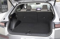 荷室の容量は527リッター。ボンネットの下にも容量57リッターのコンパクトな収納スペースがある。