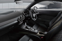 エクステンデッドレザーのドアアームレストとセンターコンソールが採用されるインテリア。クルーズコントロールや12スピーカーのバング＆オルフセンサウンドシステムなども装備される。