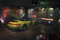 リアの「PORSCHE」と「911 Spirit 70」のロゴもゴールドでコーディネートされる。