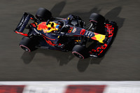 この5年間で7勝を記録したレッドブルを離れ、来シーズンはルノーで新たなGPキャリアをスタートさせるダニエル・リカルド（写真）。予選ではチームメイトに負けたことがないアブダビで、僚友フェルスタッペンのひとつ上、5番グリッドを獲得した。レースでは第1スティントを長く取り、33周目まで暫定トップを走ったものの、終盤のアドバンテージにつなげられず、表彰台まであと一歩の4位に終わった。リタイア8回とトラブルの多さに悩まされた今季にあって、実に7回目の4位。表彰台は優勝した中国GPとモナコGPの2回だけという数字からも、今年の苦しい戦いぶりがうかがえた。ゴール後の無線で、チーム代表のクリスチャン・ホーナーから、今までの功績に対する感謝とねぎらいの言葉が伝えられた。（Photo=Red Bull Racing）