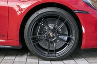 ブラックまたはダークカラーのドレスアップは、ポルシェの「GTS」グレード共通の特徴。「911カレラGTS」には、黒く塗られた前20インチ、後ろ21インチの異径ホイールが装着される。