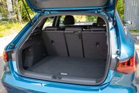 「スポーツバック」の荷室容量は380～1200リッター。リアシートの背もたれは3分割で前方に倒すことができる。