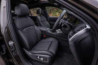 試乗車には、前席のベンチレーションやマッサージ機能のほか、アームレストやステアリングホイールのヒーターをセットにした「コンフォートパッケージ」がオプション装着されていた。