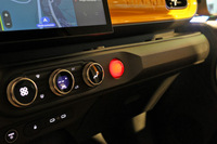 ダチア用のものを流用した空調ダイヤルと、大きなハザードボタン。物理スイッチを選択したのは好感が持てる。