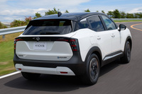 「日産キックス」のリアまわり。キャビンを絞ってショルダーを張り出させているのは「BMW X5」と共通だが、こちらはテールランプから下がさらに張り出しており、リアのロワまわりが台形をしている。