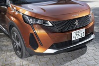 グリルにはフレームレスデザインを採用。グラデーション処理によってヘッドランプとの境目があいまいになっている。