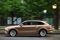 2022年5月に発表された「ベントレー・ベンテイガEWB」。ホイールベースを延ばして後席の乗車空間を拡張したロングモデルである。リアドアも長さが伸びているので、サイドから見るとすぐに“それ”とわかる。